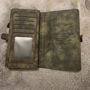 CaseMe Green Leather Wallet with Card Slots. Holds Phone